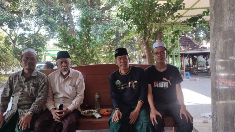 Sowan Ustad Abdul Halim ke KH. M. Sunan Hamli Sidayu Gresik