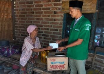 Peduli Warga Kurang Mampu, Ketua Ansor Gus Nanang Bantu Ibu Sulaima dengan Paket Sembako