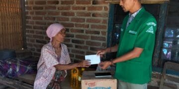 Peduli Warga Kurang Mampu, Ketua Ansor Gus Nanang Bantu Ibu Sulaima dengan Paket Sembako