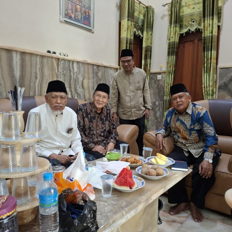 YAPINABA Kunjungi Pengasuh YAPI Sunanul Muhtadin, Bahas Rencana Pembukaan Kampus C Universitas Sunan Gresik Di Pulau Bawean